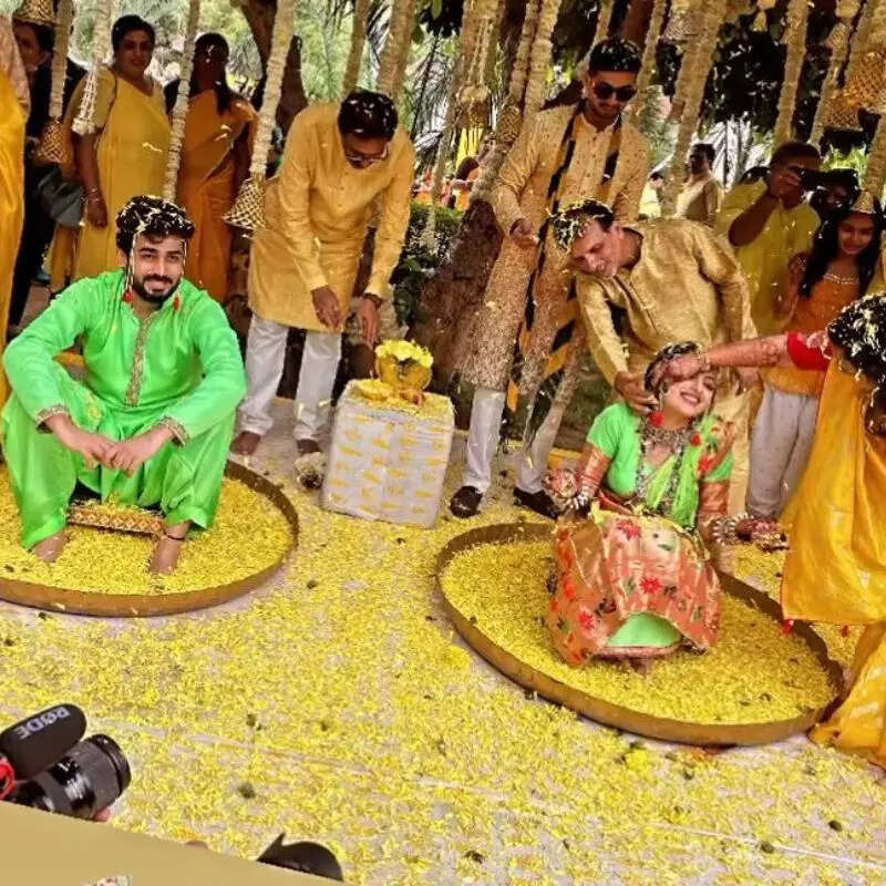 दूल्हा-दुल्हन को साथ लगी हल्दी