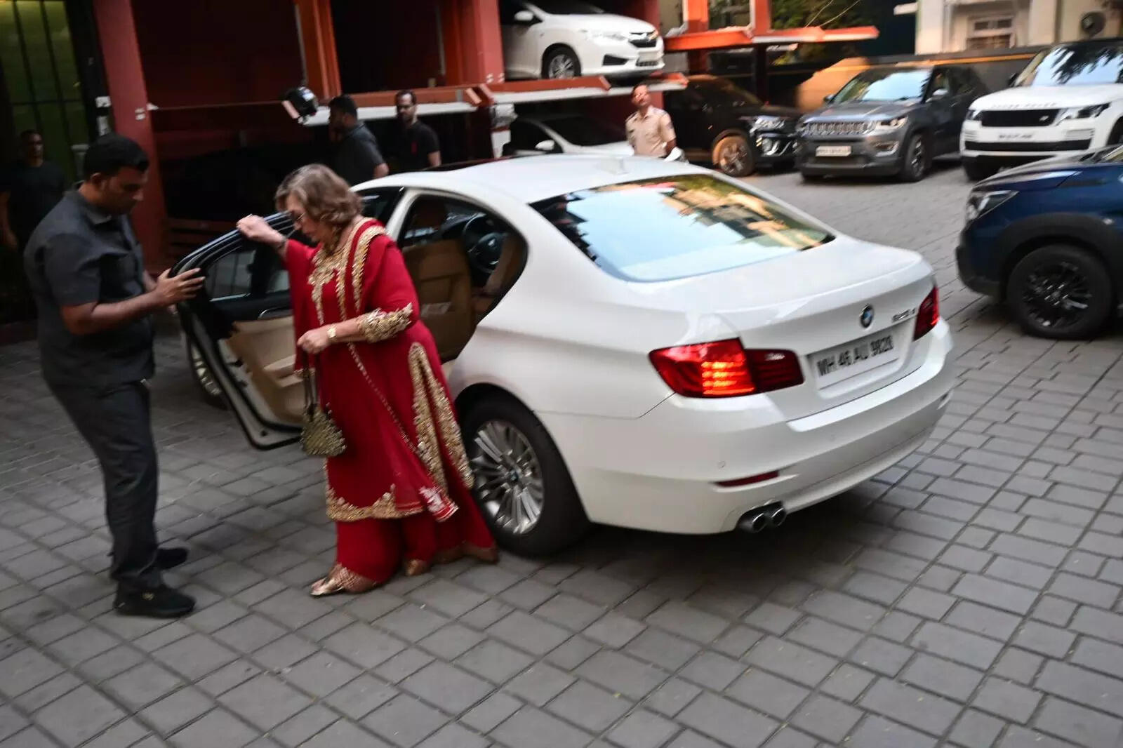 रेड सूट में खूब लगीं हेलन