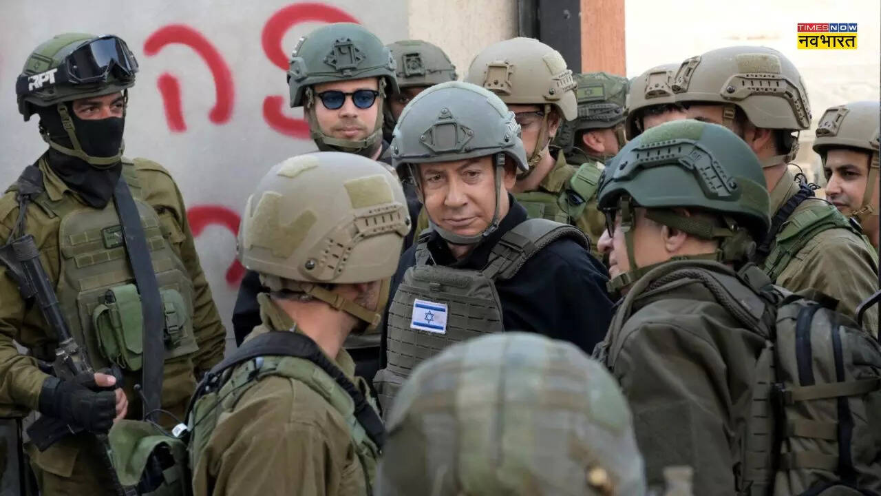 Benjamin Netanyahu with Soldiers