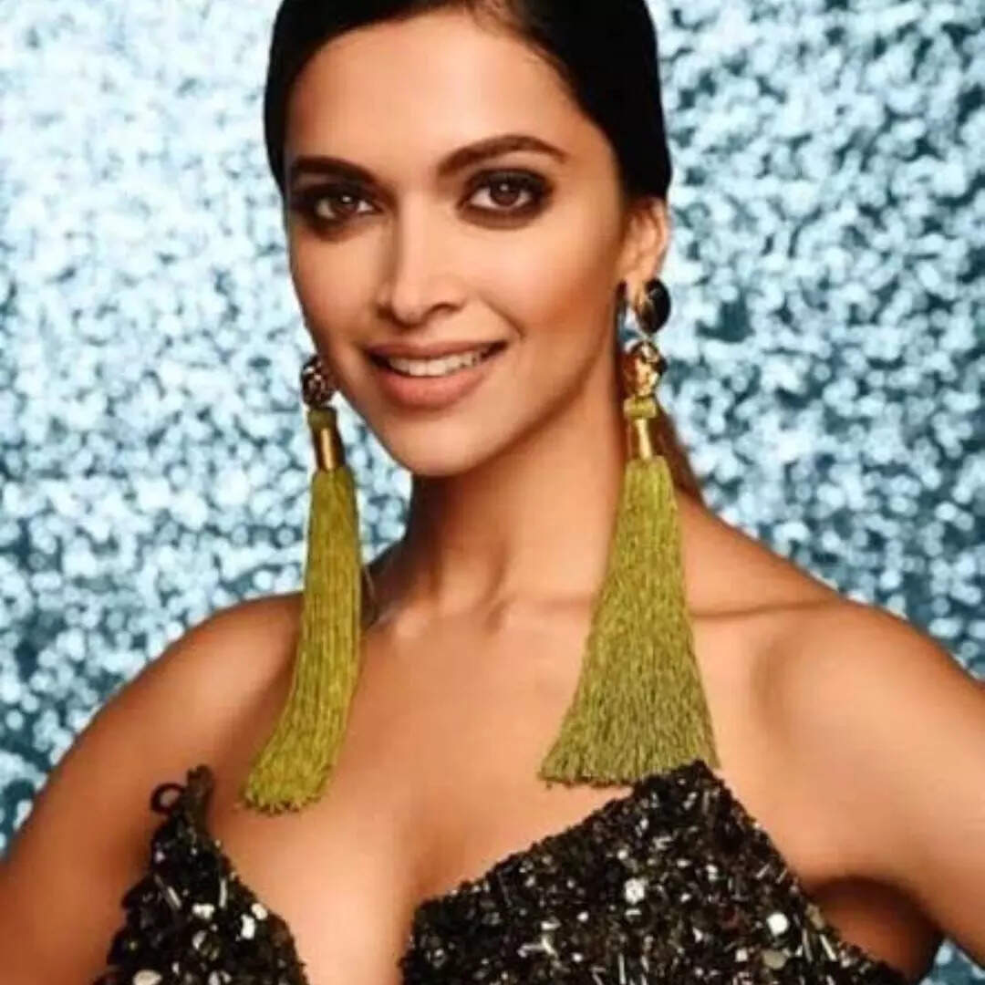 थ्रेड फेदर भले ही ज्यादा ट्रेंड में न रहें लेकिन खास ड्रेसेज का लुक स्पेशल बना देते हैं।