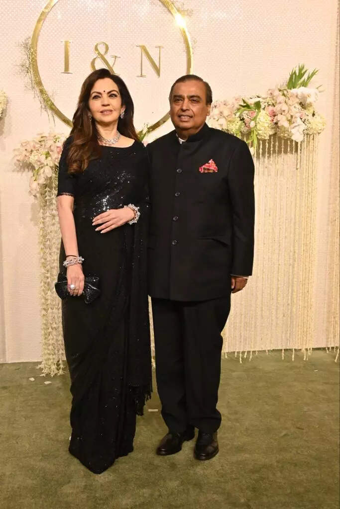 नीता अंबानी और मुकेश अंबानी ने भी की शिरकत