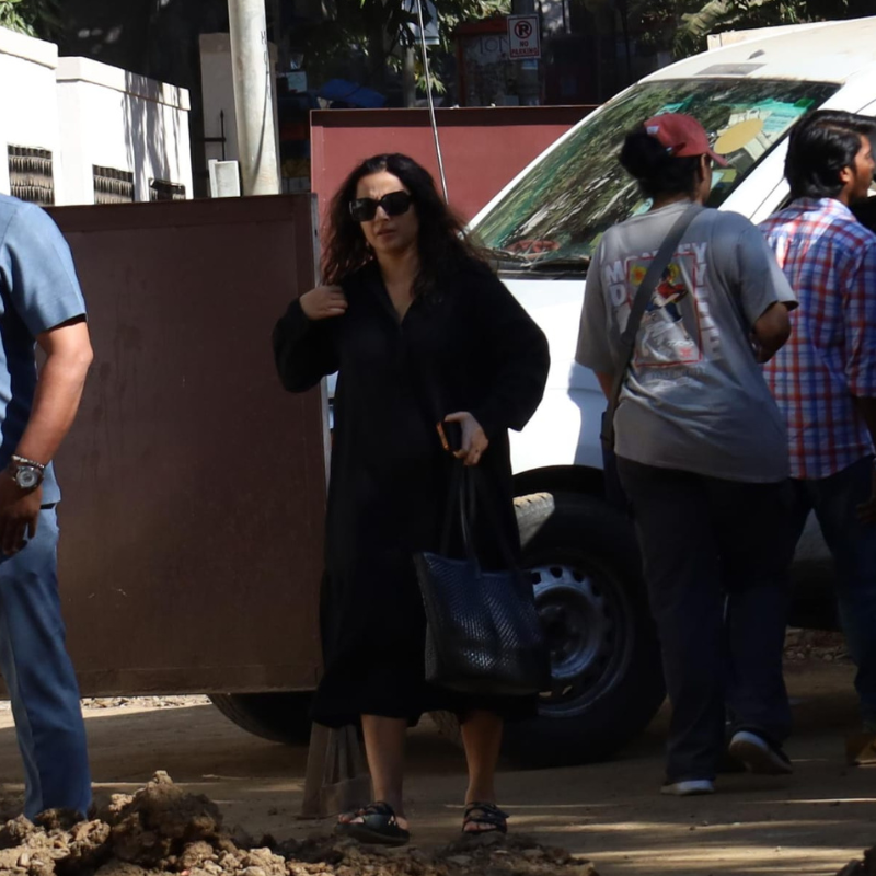 ब्लैक ड्रेस में दिखीं Vidya Balan