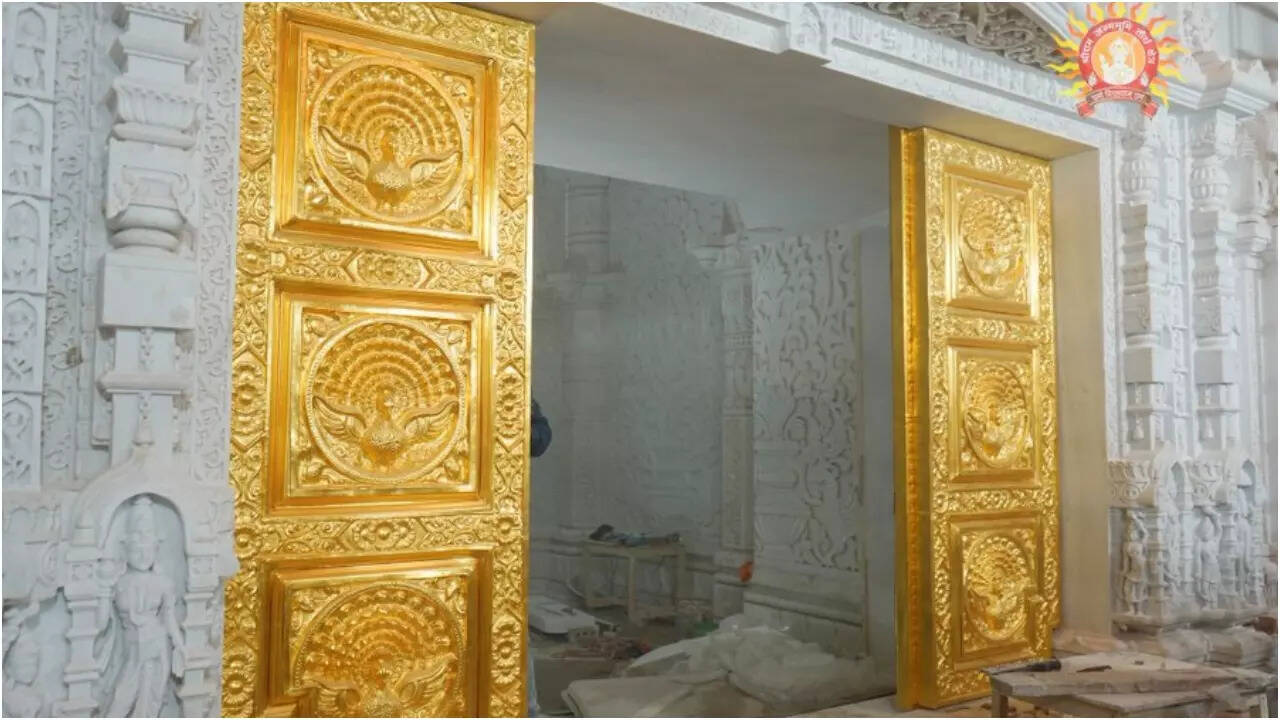 गर्भगृह में लगे सोने के दरवाजे