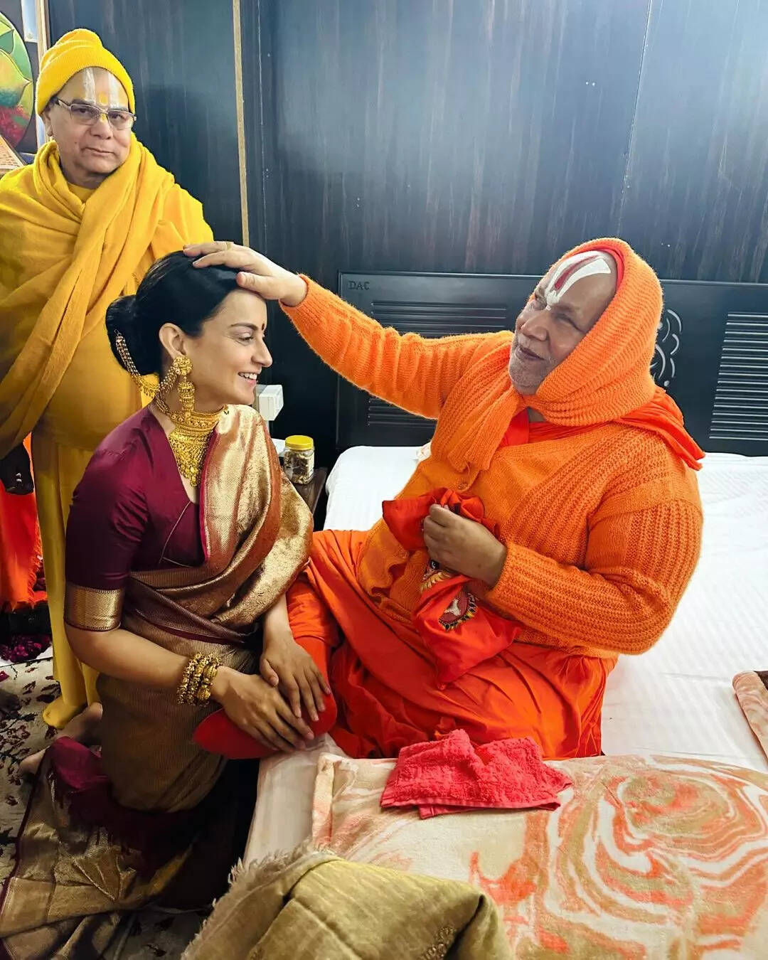 कंगना ने श्री रामभद्राचार्य से लिया आशीर्वाद