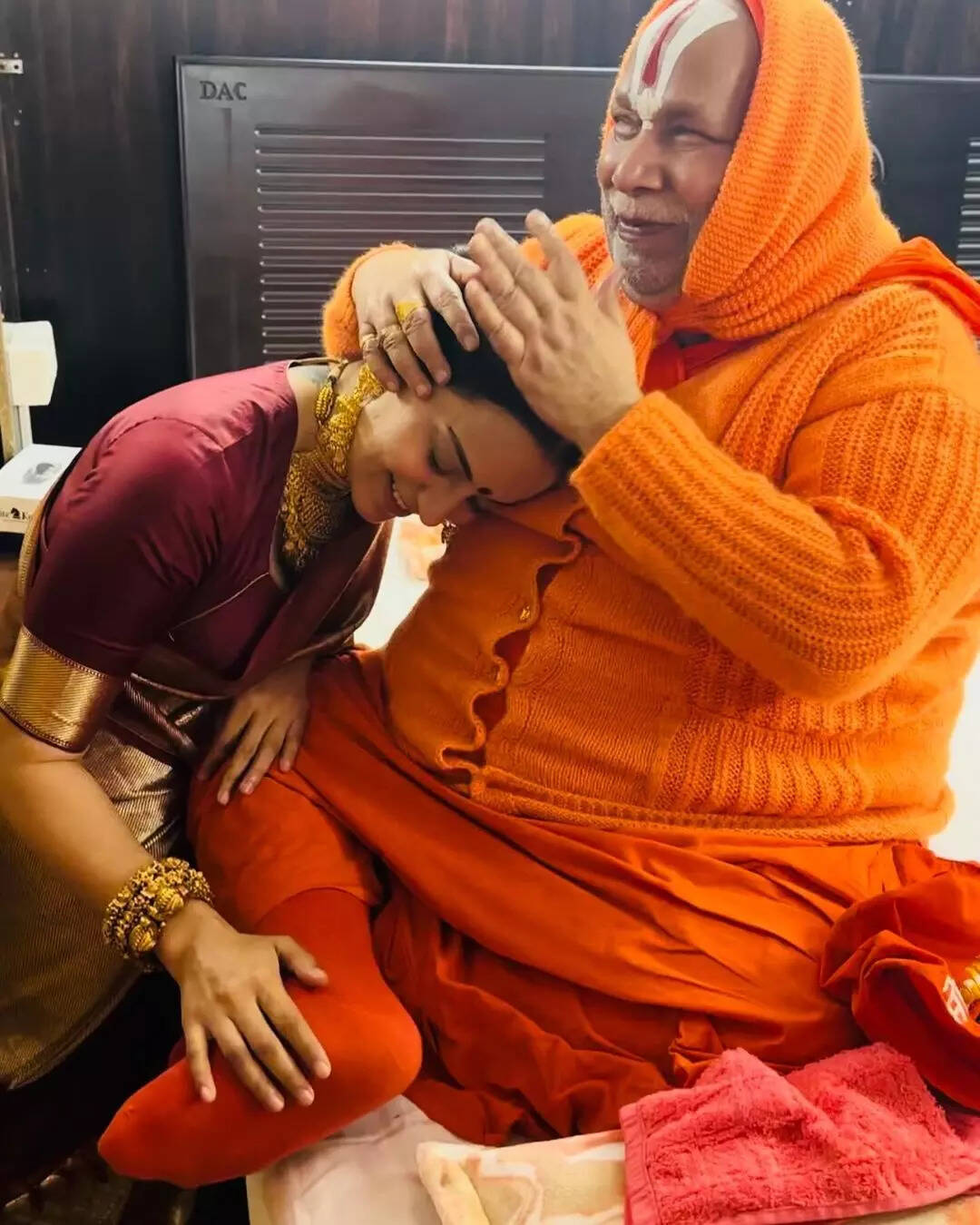 श्री रामभद्राचार्य ने लगाया कंगना को गले