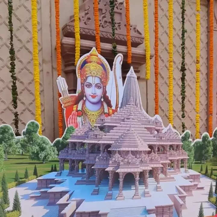 फूलों से सजा राम मंदिर