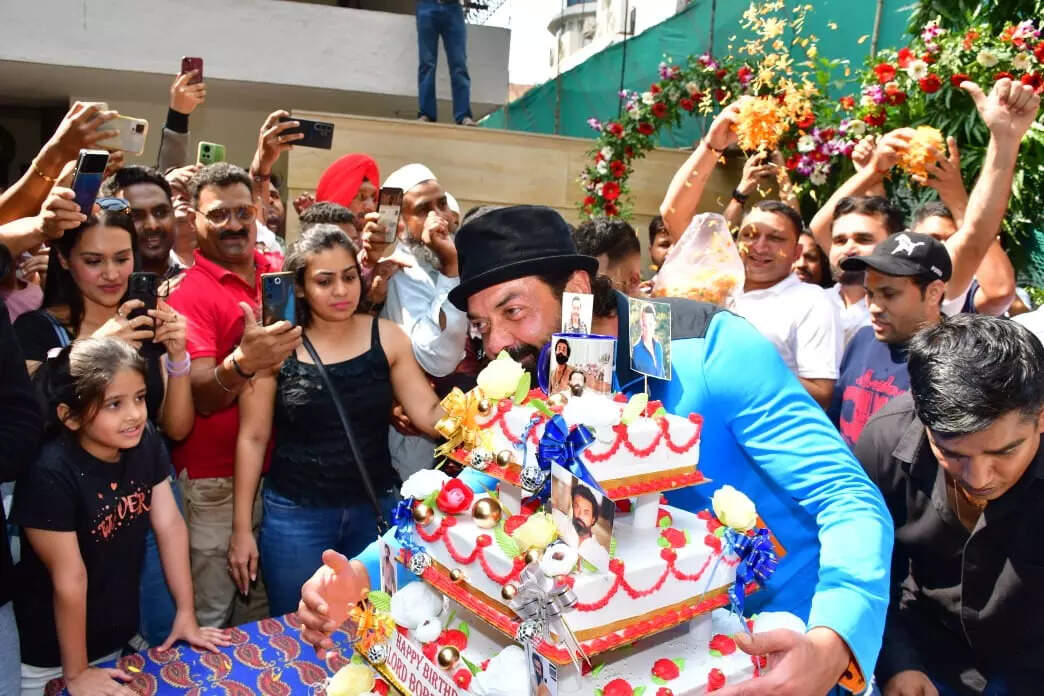 सोशल मीडिया पर वायरल हुईं फोटो