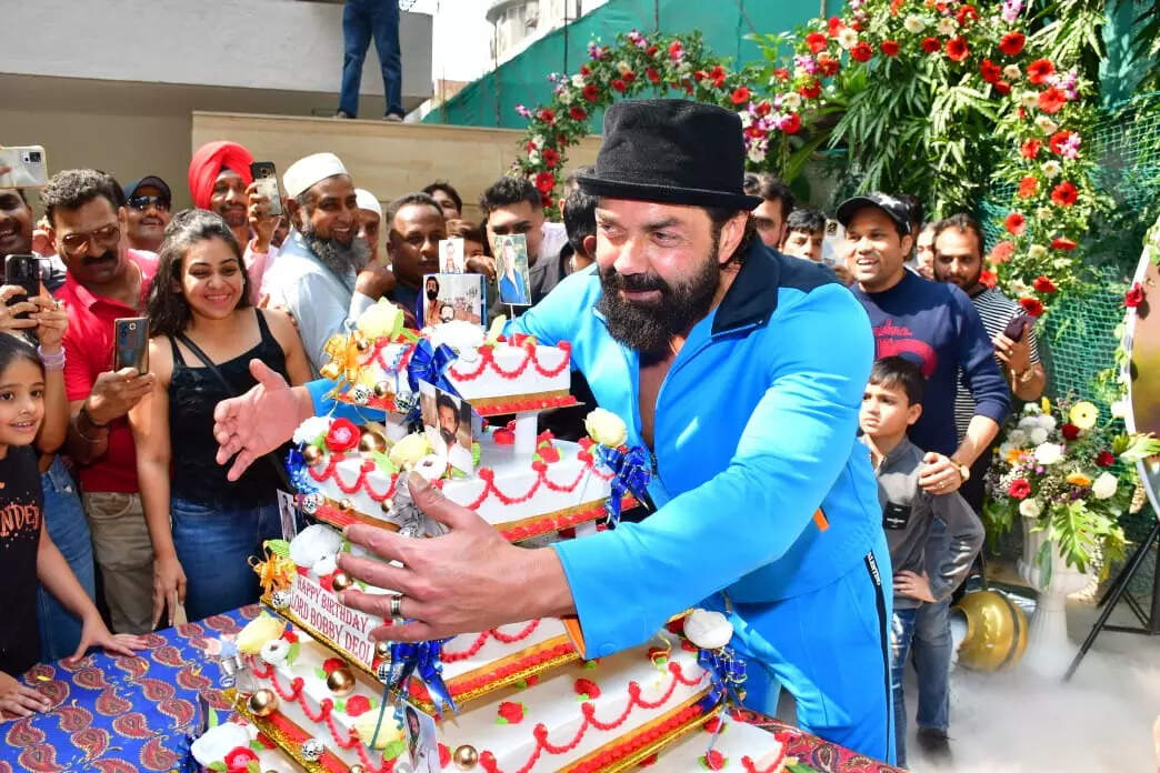 बॉबी ने फैंस संग सेलिब्रेट किया बर्थडे