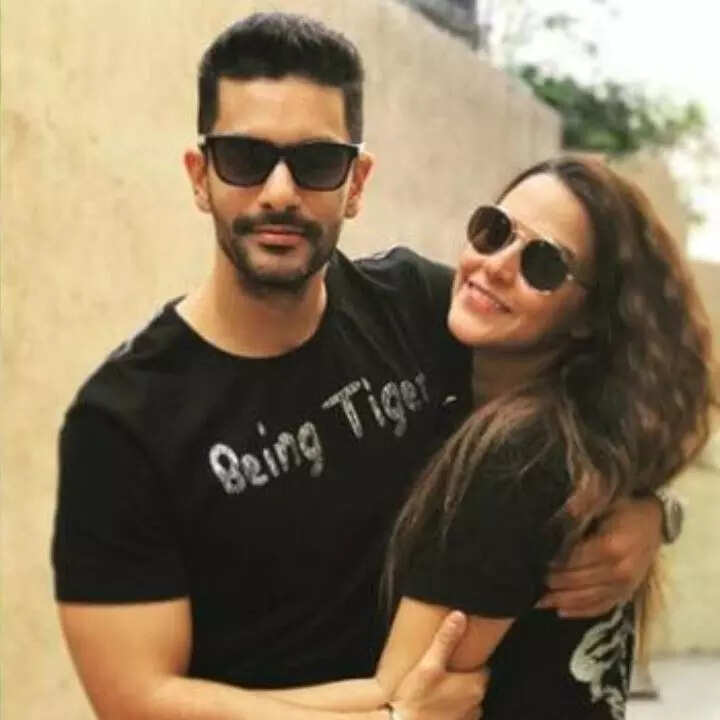 नेहा के लिए लोन पर ली थी कार