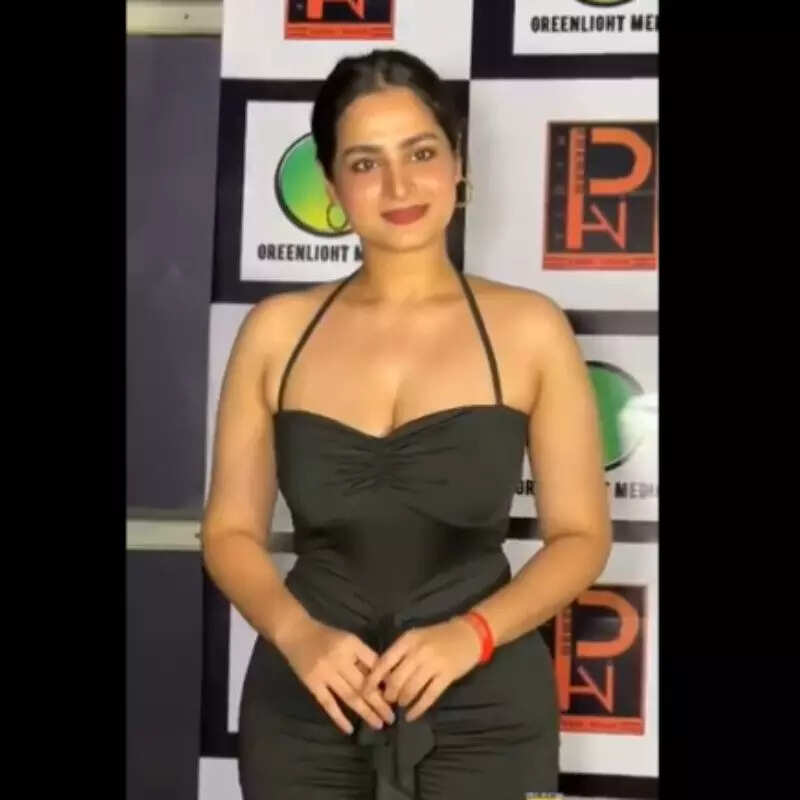 ब्लैक ड्रेस में खूब लगीं आयशा खान