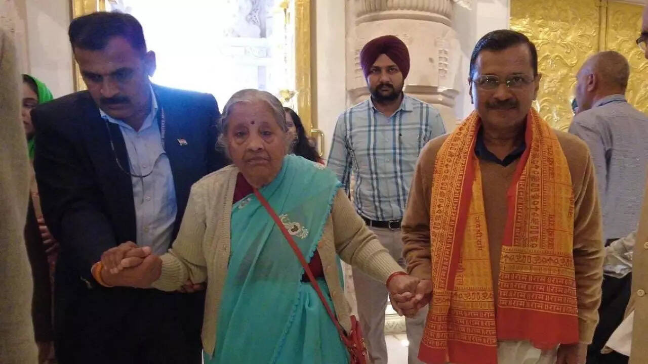केजरीवाल की मां भी थीं साथ