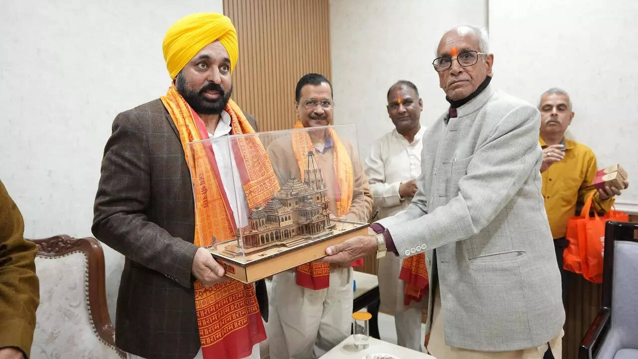 आज दोपहर पहुंचे थे अयोध्या