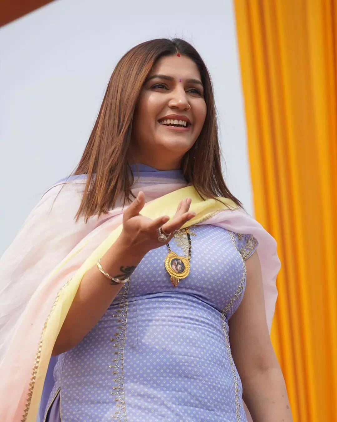 सपना चौधरी ने दिखाई अदाएं