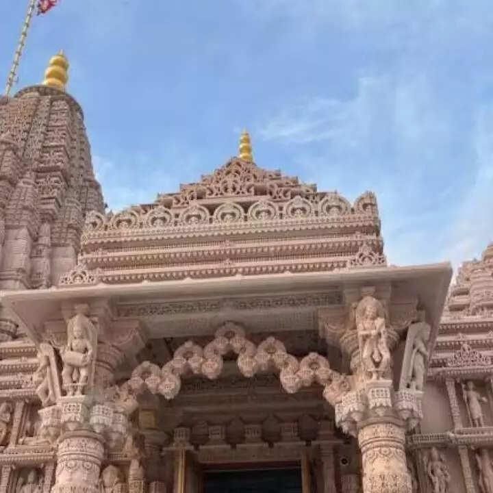 बेहद भव्य है मंदिर