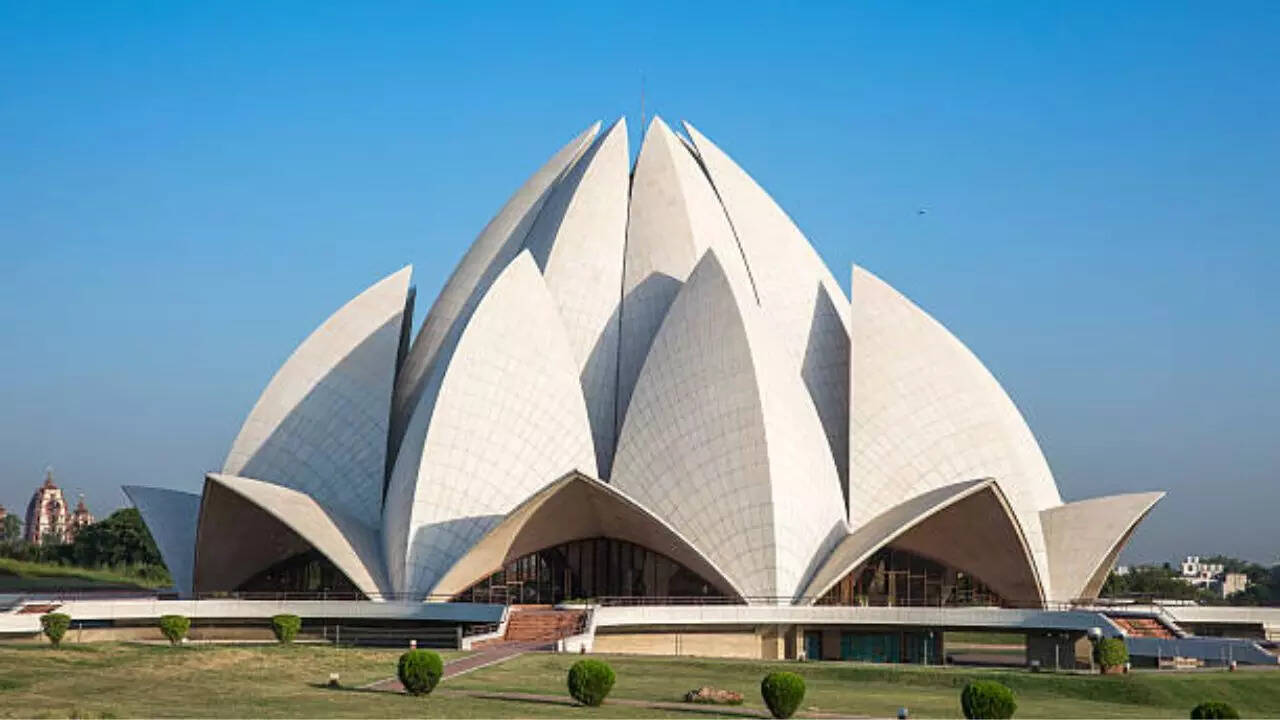 ध्यान का सुगम केंद्र है लोटस टेम्पल