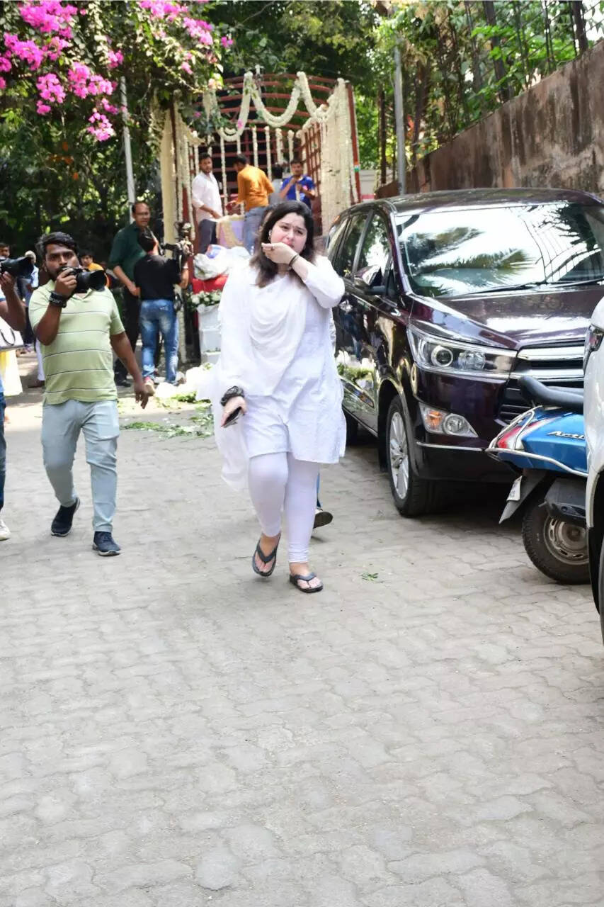 आंखों में आंसू लिए रीवा उधास ने किये इंतजामात
