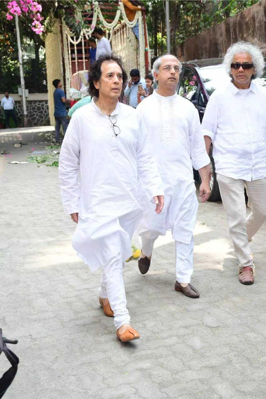 भाई संग पहुंचे जाकिर हुसैन