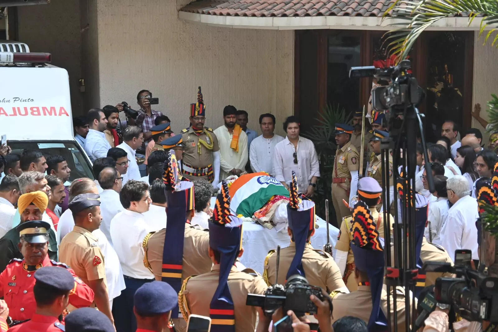 सम्मान के साथ हुए विदा