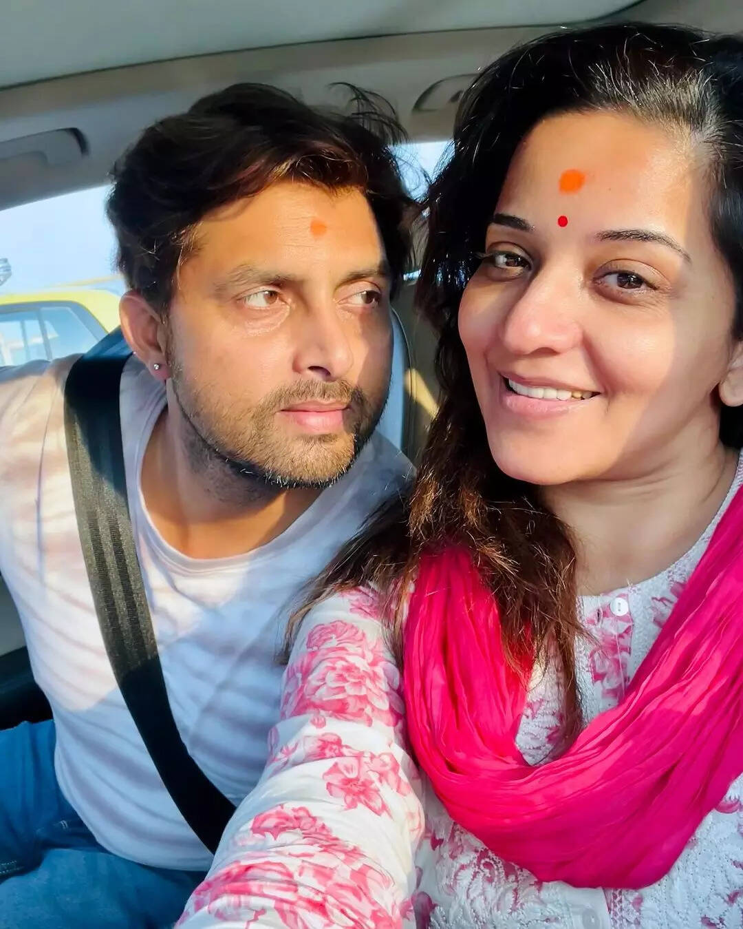 बीवी को निहारते दिखे विक्रांत सिंह