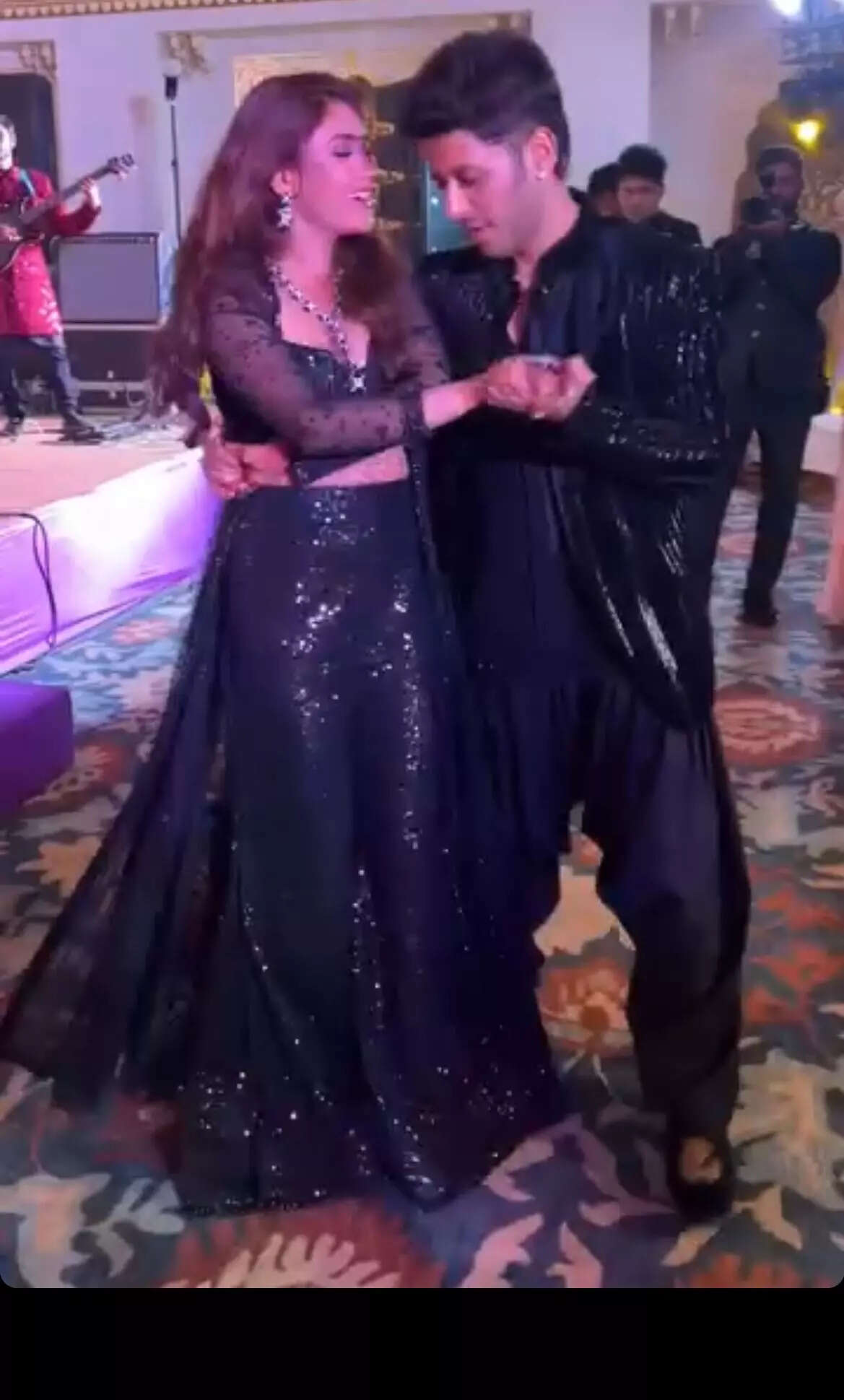 डांस करते दिखे करण और सुरभि