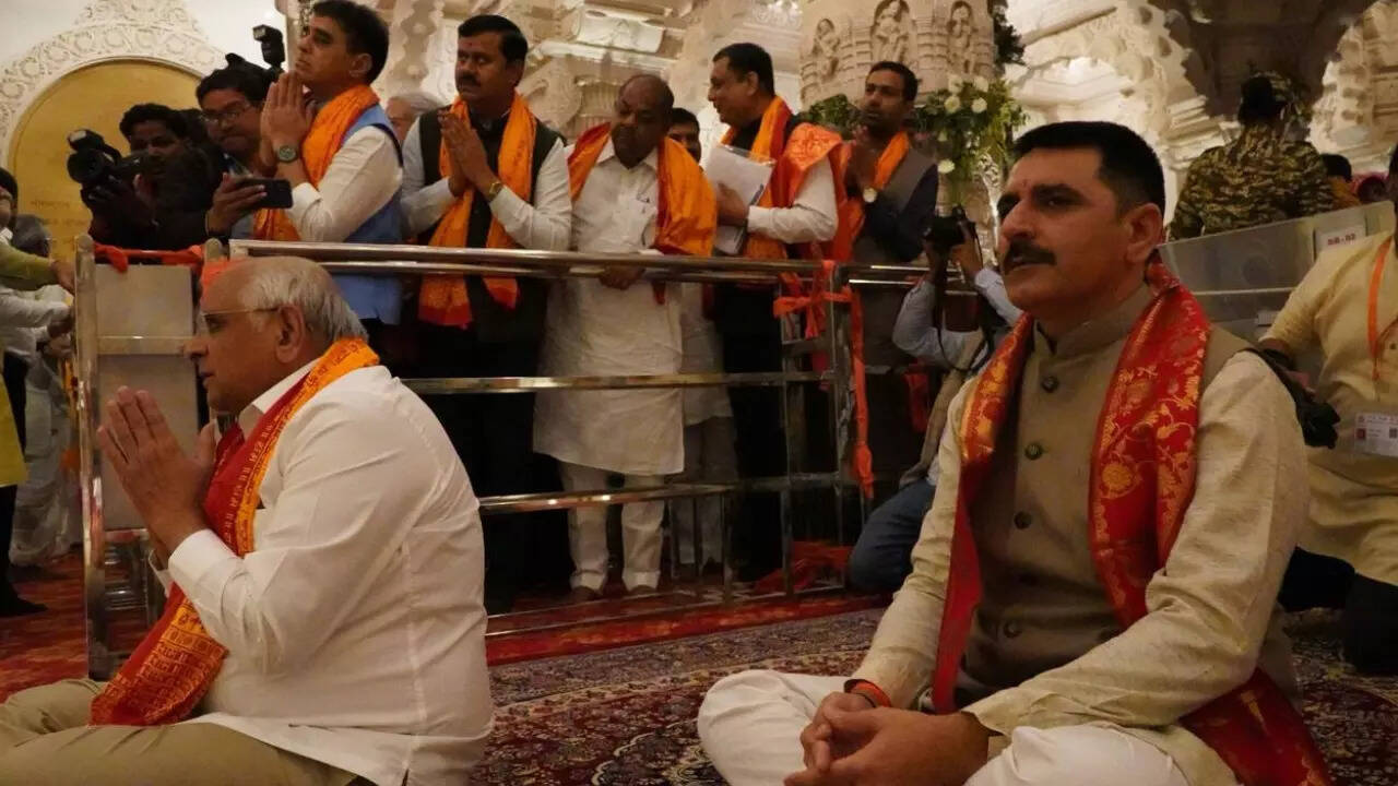 कलाकारों ने स्वागत में लोकनृत्य की प्रस्तुति दी