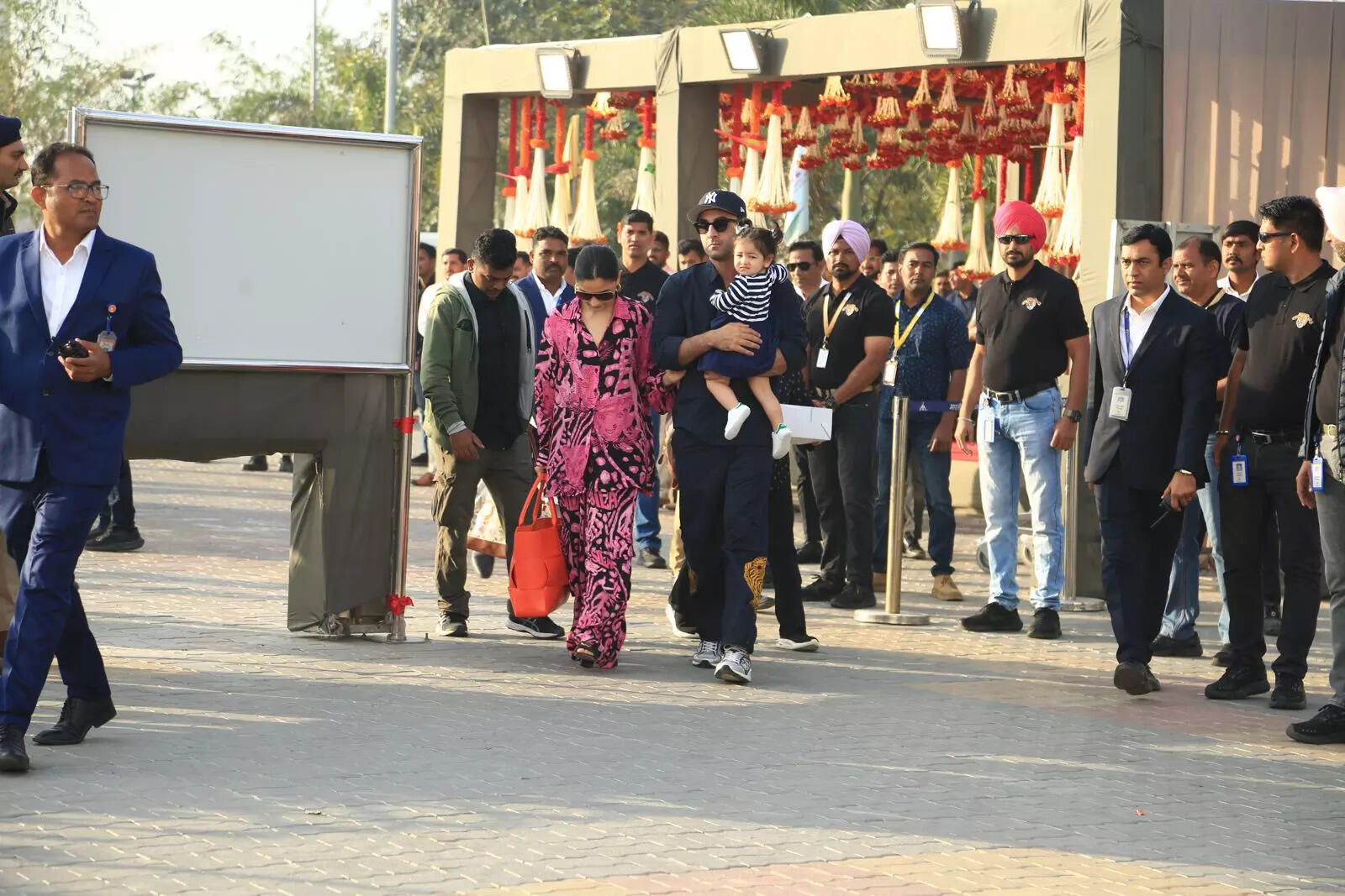 राहा की फोटोज देख बलाएं ले रहे हैं फैंस