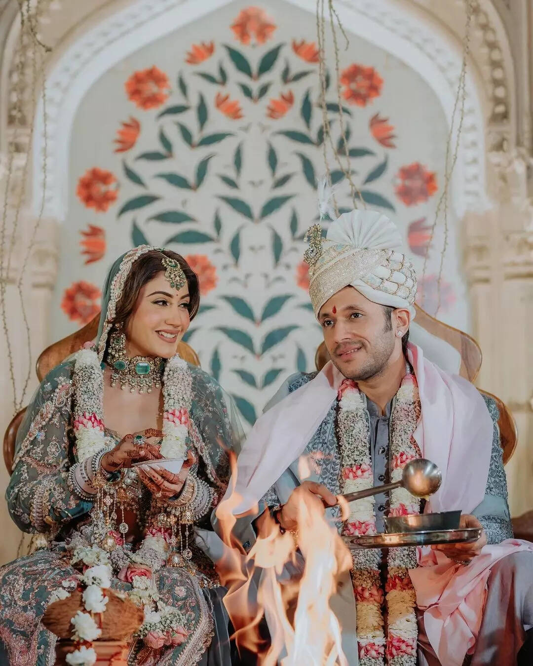 शादी की रस्में निभाते नजर आया कपल