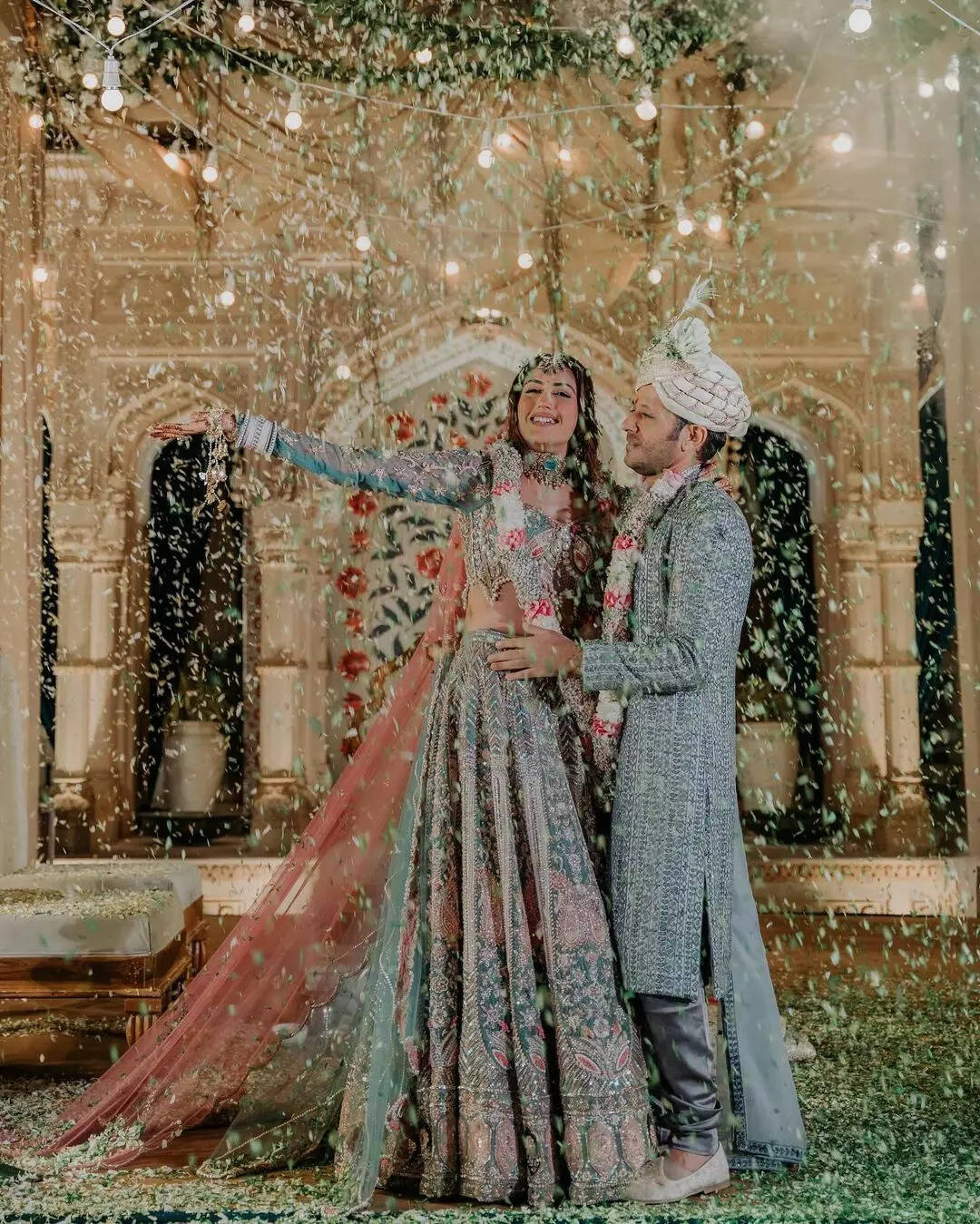 शादी की फोटो हुईं वायरल