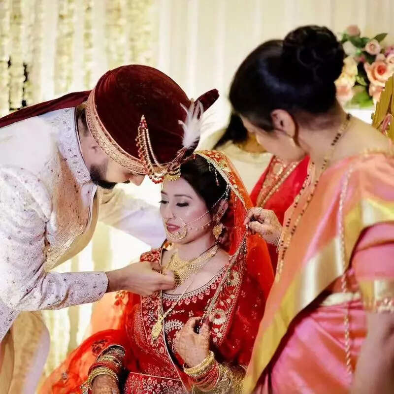 एक-दूजे के साथ खुश दिखे आदिल और सोमी