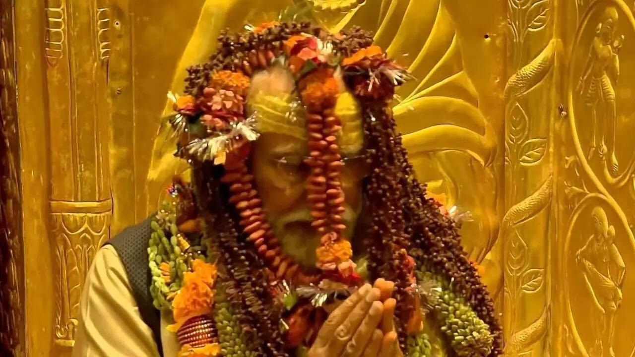 माला पहनाकर मोदी को दिया आशीर्वाद