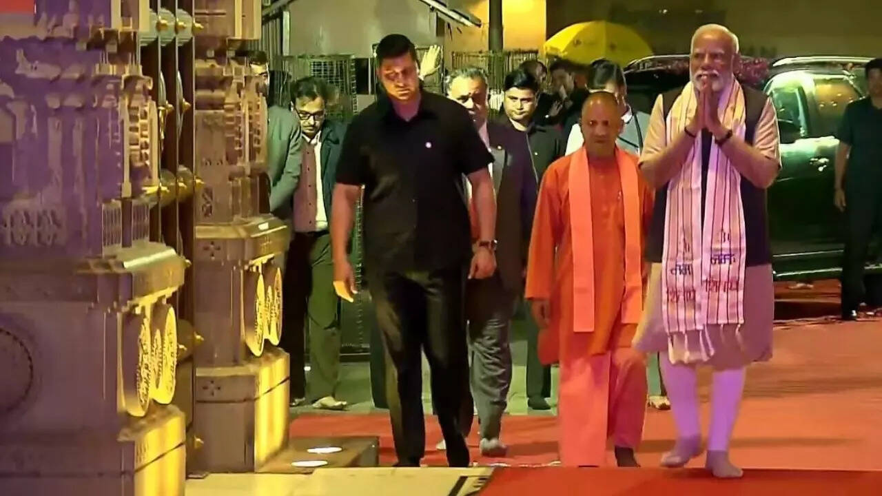 मोदी ने की काशी विश्वनाथ की आरती