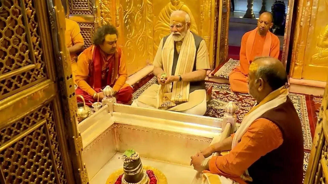 सड़कों पर कतार में खड़े दिखे लोग