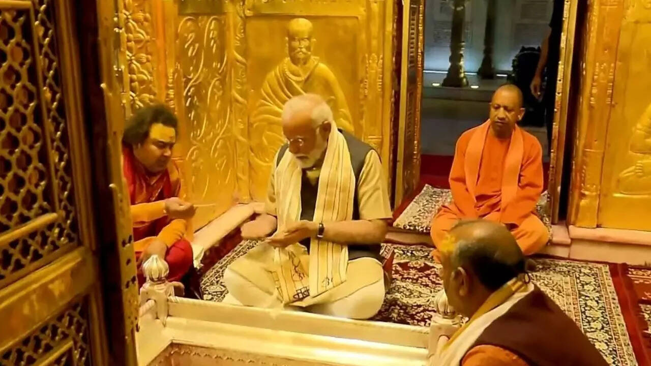 पीएम ने विधि विधान से किया पूजन
