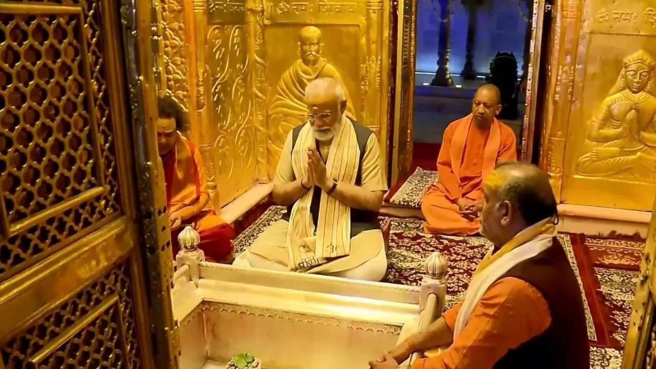 सीएम योगी के साथ पीएम मोदी