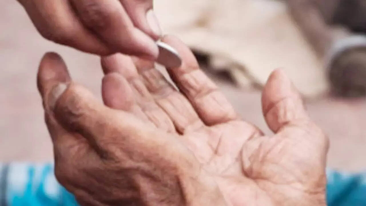 माना जाता है कि मुंबई के निवासी भरत जैन भीख मांगकर महीने में 80 हजार रुपये तक कमा लेते हैं।