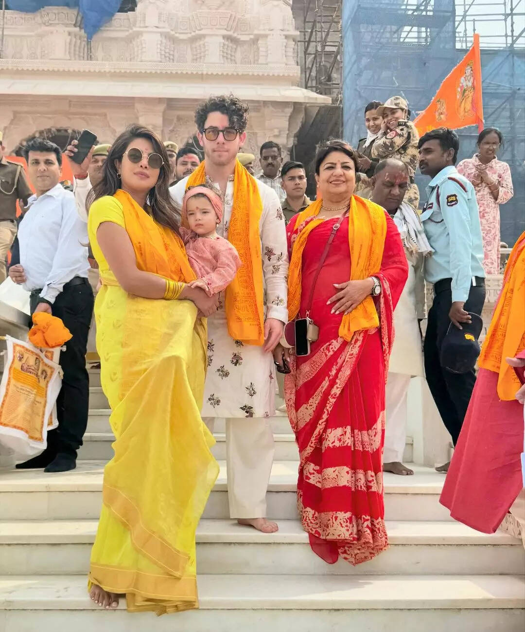 प्रियंका ने राम मंदिर की सीढ़ियों पर परिवार संग दिये पोज