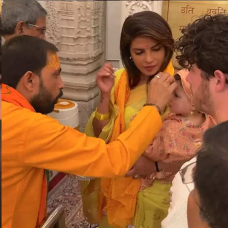 बेटी के माथे पर लगवाया तिलक
