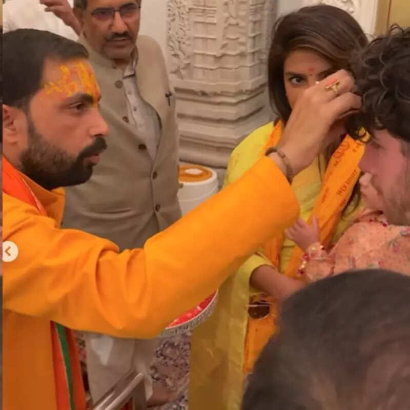 निक जोनस ने भी लगवाया टीका