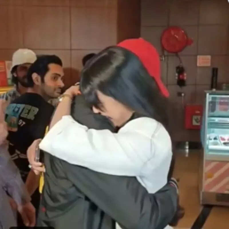 एक-दूजे के गले लगे खानजादी और अभिषेक