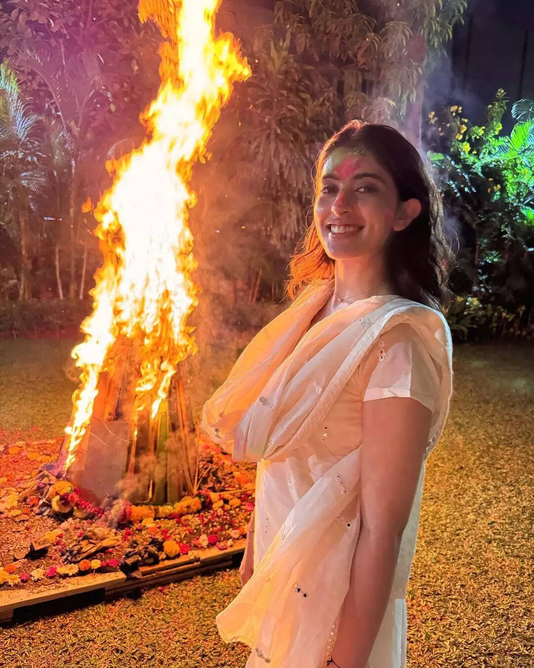 नव्या ने शेयर की होलिका दहन की तस्वीरें