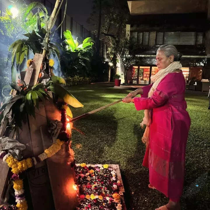 जया बच्चन ने किया होलिका दहन