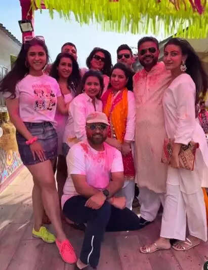 परिवार संग एंजॉय करती दिखीं मन्नारा चोपड़ा