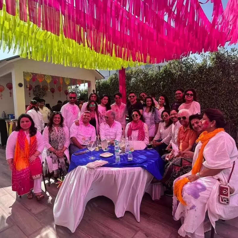 परिवार में सबने साथ दिया पोज