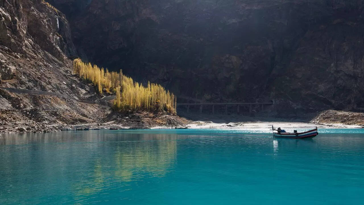 अट्टाबाद झील