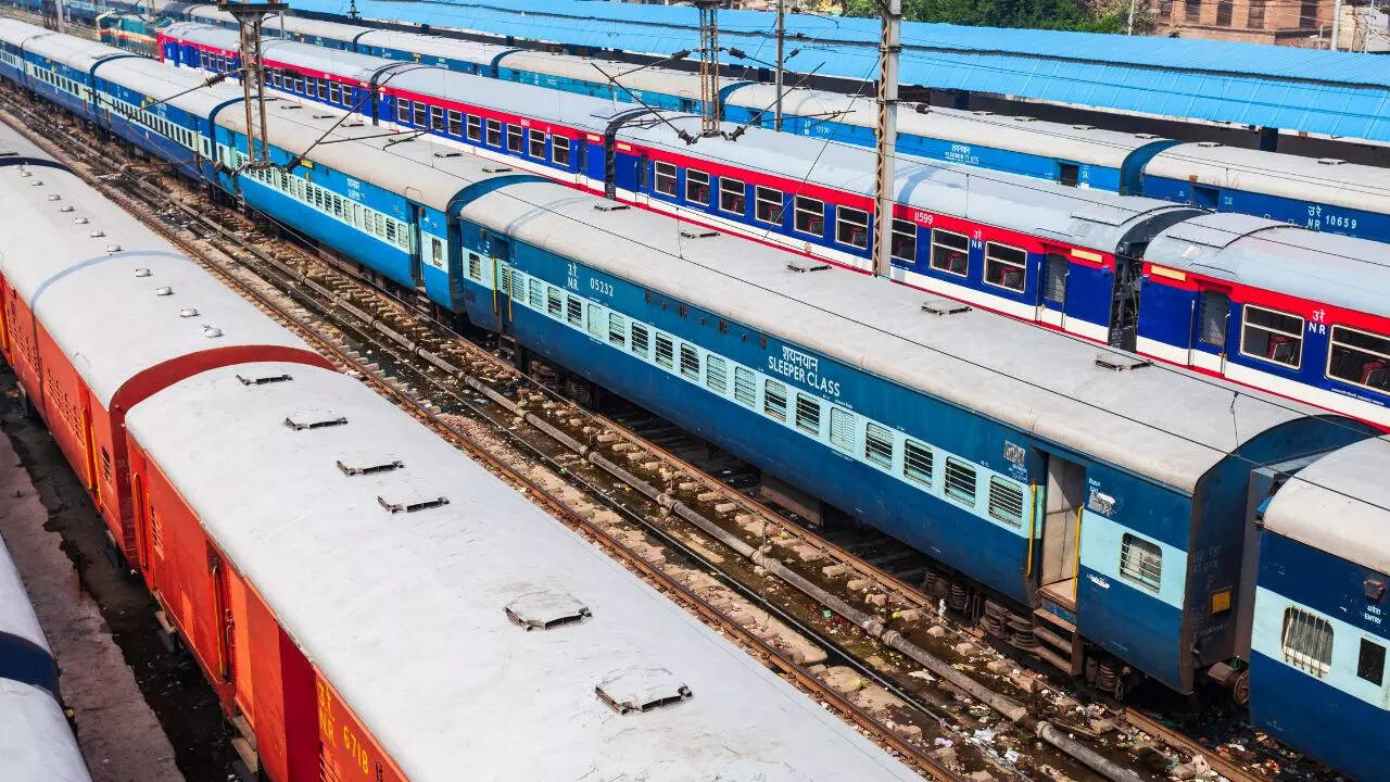 भारत में ट्रेनों से लोग करते हैं सबसे ज्यादा सफर