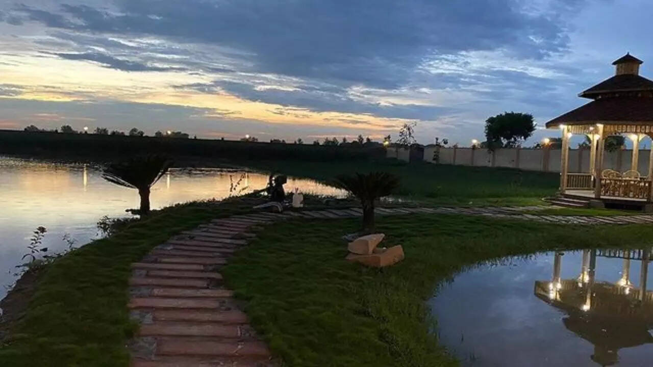 कुमार विश्वास सोशल मीडिया में शेयर करते हैं फोटो