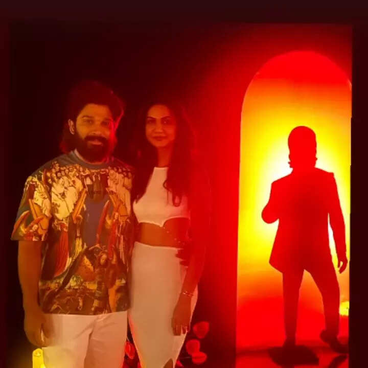 पत्नी संग दिया रोमांटिक पोज