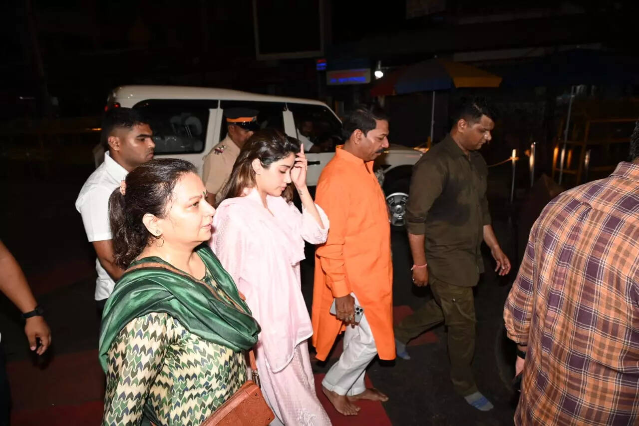 जाह्नवी कपूर के साथ नजर आईं शिखर पहाड़िया की मम्मी
