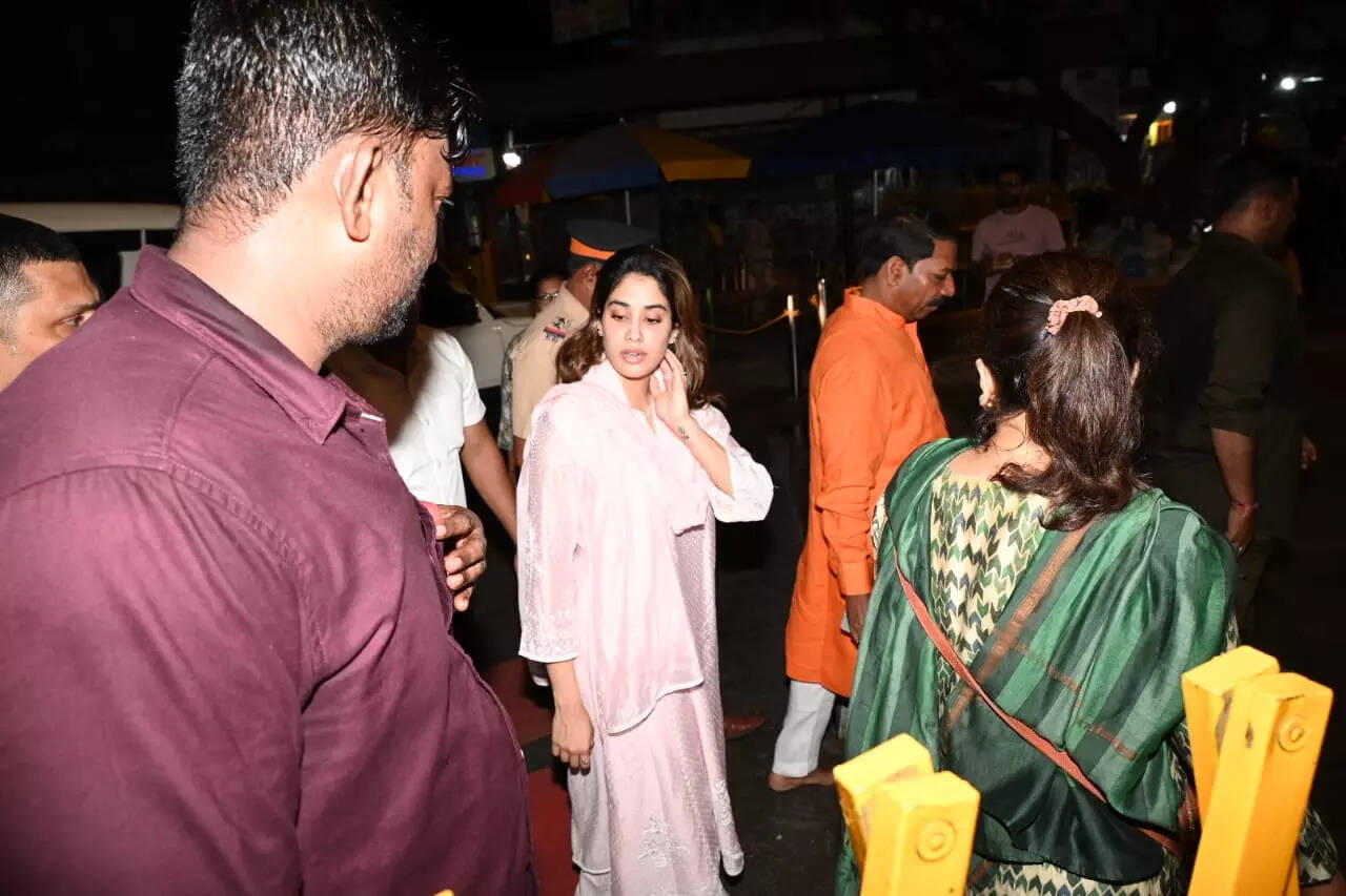 नंगे पैर बप्पा के दरबार पहुंचीं जाह्नवी कपूर