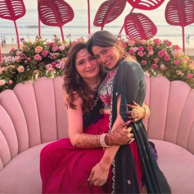 आरती सिंह ने दोस्त के साथ दिया पोज